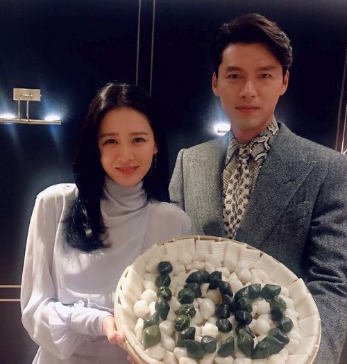 Foto Romantis Hyun Bin dan Son Ye Jin