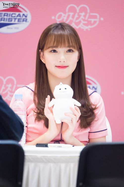 10 Foto Yerin Si Vokalis GFRIEND yang Cantik Mempesona – Sosmedmu